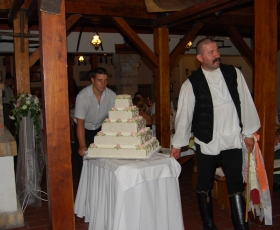 Vőfély behozza a menyasszonyi tortát