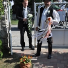 Megérkezés a menyasszonyos házhoz, bekéredzkedés, majd a menyasszony kikérése